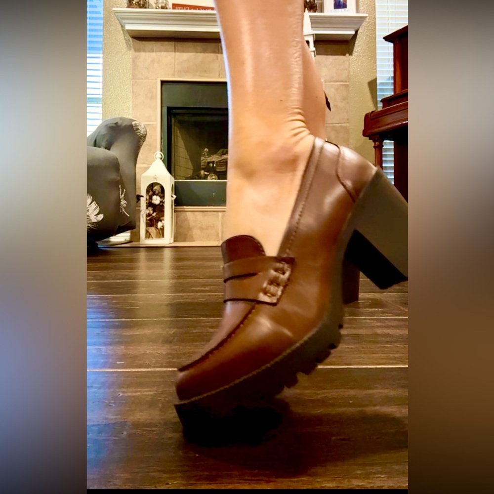 Chunky heel brown shoe , leather 7&1/2 size